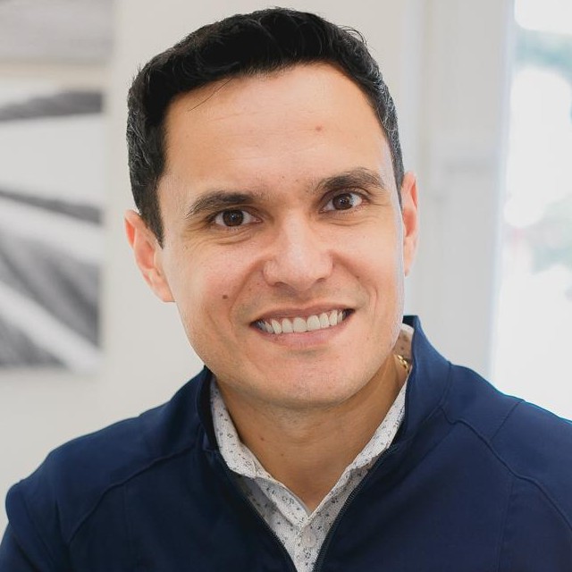 Dr. Fernando Adriano